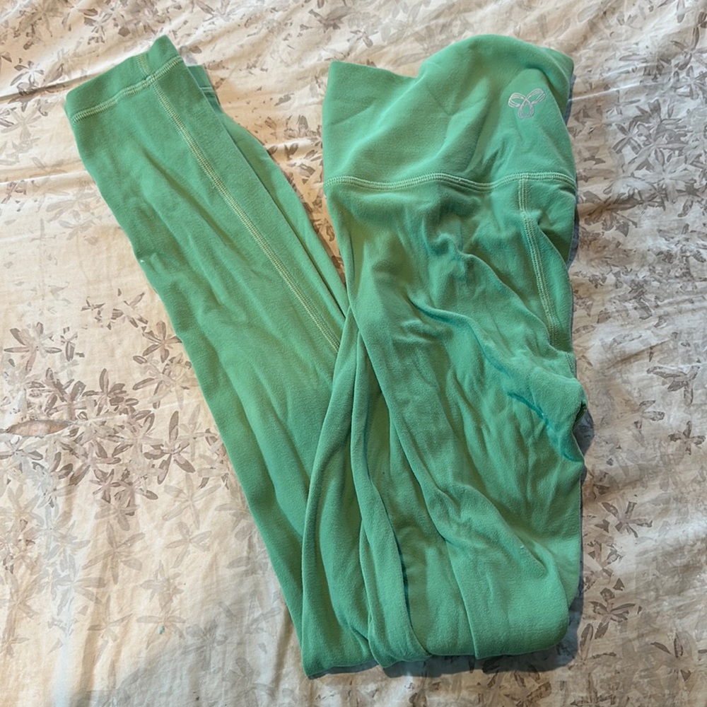 ARITZIA TNA BUTTER GREEN LEGGINGS SIZE SMALL